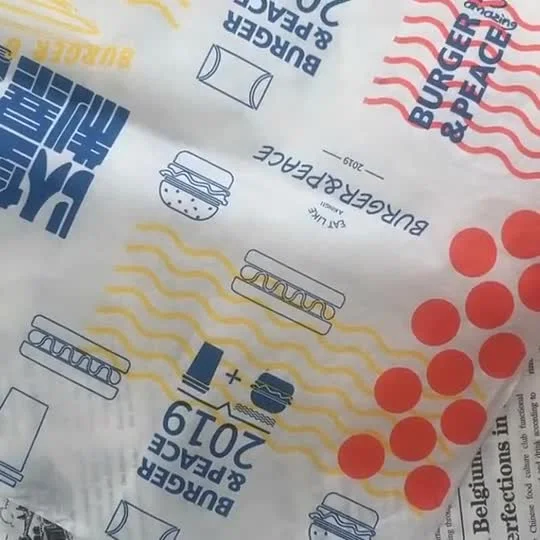 Venta al por mayor de envoltura de hamburguesas de calidad alimentaria, tamaño de diseño personalizado, embalaje de hamburguesas a prueba de grasa recubierto de PE, papel sándwich, papel para envolver alimentos